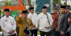 Gubernur Jakarta, Pramono Anung, saat doorstop media, Jumat, 16 Mei 2025. Kepada wartawan, ia mengaku tak mengetahui soal Sekda Jakarta Marullah Matali yang dilaporkan ke KPK karena kasus jual beli jabatan. (Sumber: Poskota/Pandi Ramedhan)