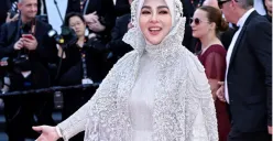 Desainer gaun Syahrini di acara Festival Film Cannes 2025, Danny Satriadi mengungkap makna desainnya. (Sumber: Instagram/@houseofsyahrini)