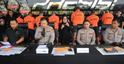 Pelaku penarik paksa mobil mahasiswa dalam gelar perkara di Mapolres Metro Bekasi Kota, Jumat, 16 Mei 2025. (Sumber: Dok. Polres Metro Bekasi Kota)