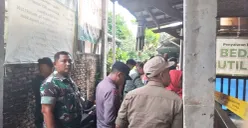 Sejumlah aparat berada di lokasi ustaz gadungan mencabuli sejumlah korbannya, kawasan Pondok Melati, Kota Bekasi. (Sumber: Poskota/Nurpini Aulia Rapika)
