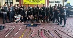 Sat Samapta Polres Metro Jakarta Pusat menangkap enam remaja bersenjata tajam diduga hendak tawuran di Jalan Pal Putih, Kelurahan Kramat, Kecamatan Senen, Jakarta Pusat, Sabtu, 17 Mei 2025. (Sumber: Polres Metro Jakarta Pusat)