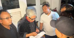 Polda Banten mendatangi kediaman Charlie Chandra di kawasan Kemayoran, Jakarta Pusat, untuk melakukan penahanan, Sabtu, 17 Mei 2025, malam. (Sumber: Poskota/Pandi Ramedhan)