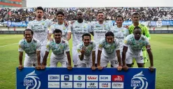 Skuad Persib Bandung saat melawan Persita Tangerang pada lanjutan pertandingan BRI Liga 1 2024/2025 di Stadion Indomilk Arena, Kabupaten Tangerang, Banten, Jum'at, 16 Mei 2025. (Sumber: Poskota/Bilal Nugraha Ginanjar)