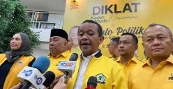 Ketum Partai Golkar, Bahlil Lahadalia seusai hadiri kegiatan diklat di DPP Partai Golkar, Jakarta Barat, Senin, 19 Mei 2025. (Sumber: Poskota/Pandi Ramedhan)