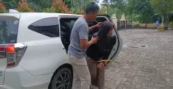Tersangka PP tiba di Mapolsek Cikeusal usai diamankan di rumahnya terkait kasus dugaan penipuan pencari kerja. (Sumber: Dok. Polsek Cikeusal)
