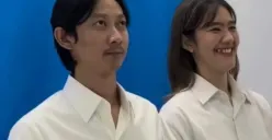 Momen pengambilan foto berlatar biru Yono Bakrie dan Vini Caroline. (Sumber: Istimewa)