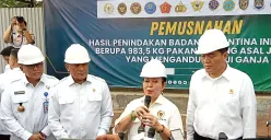Titik Soeharto menyaksikan pemusnahan pakan burung impor  di Gedung Badan Karantina Indonesia di Jalan Raya Setu Nomor 10, Mekarwangi, Kecamatan Cikarang Barat, Kabupaten Bekasi, Senin, 19 Mei 2025. (Sumber: Poskota/Nurpini Aulia Rapika)