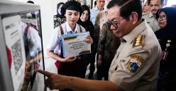 Gubernur Provinsi Jakarta, Pramono Anung, meninjau menu makanan yang dijual di Kantin Sehat di SMA dan SMK, Selasa, 20 Mei 2025. (Sumber: Poskota/Bilal Nugraha Ginanjar)