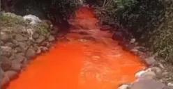 Sungai Citeureup di Bogor berubah warna menjadi oranye. (Sumber: Tangkap Layar Instagram/@jabodetabek24info)