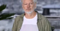 Hadir di Gelaran Cannes 2025, Julian Assange Pendiri WikiLeaks Gunakan Kaos Berisi 5000 Korban di Palestina (Sumber: Instagram/feovle)