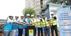 Jajaran manajemen BDx Indonesia dan PLN UID Jakarta Raya bersama-sama menekan tombol peresmian, menandai dimulainya energizing pasang baru 30.000.000 VA untuk PT Starone Mitra Telekomunikasi. (Sumber: Dok. PLN UID Jakarta Raya)