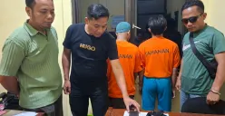 Kanit Reskrim Polsek Tajurhalang, Mareben Simarsoit memperlihatkan barang bukti dari dua peracik Narkoba Sinte di Mapolsek Tajurhalang, Jumat, 23 Mei 2025. (Sumber: Poskota/Angga Pahlevi)