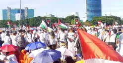 Massa menggelar aksi damai bela Palestina di Jakarta Pusat, Sabtu, 24 Mei 2025, pagi. (Sumber: Humas Polres Metro Jakarta Pusat)