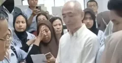Para karyawan PT Maruwa Indonesia di Batam menggelar aksi protes setelah perusahaan tempat mereka bekerja mendadak menghentikan operasional tanpa membayar gaji dan pesangon, April 2025. (Sumber: TikTok/@duaposoposo)