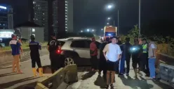 Mobil menabrak separator jalan di flyover Pesing Jalan Daan Mogot, Cengkareng, Jakarta Barat, Minggu, 25 Mei 2025, dini hari WIB. (Sumber: Poskota/Pandi Ramedhan)