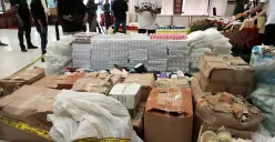 Ribuan skincare palsu dengan merek dagang Glow Glowing berhasil disita polisi. (Sumber: POSKOTA | Foto: Nurpini Aulia Rapika)
