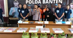 Kabidhumas Kombes Didik Heriyanto didampingi Kasubdit Indagsi AKBP Doni Satrio Wicaksono, Kanit 2 AKP Samsul Fuad saat memberikan keterangan pers. (Sumber: Poskota/Rahmat Haryono)