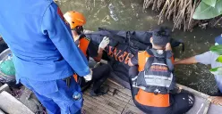 Proses evakuasi jenazah Rudiyanto (49) di sekitar area Muara blacan, Kabupaten Bekasi, Selasa, 27 Mei 2025. (Sumber: Tim SAR Jakarta)