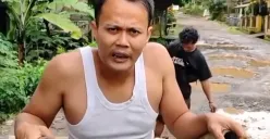 Tangkap layar seorang warga di Desa Kubangkondang, Kecamatan Cisata, Pandeglang, saat mengeluhkan jalan rusak.
