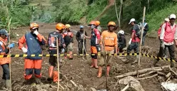 Warga dan tim gabungan menemukan jasad Endang, di titik lokasi. Selasa 27 Mei 2025. (Sumber: POSKOTA | Foto: Gatot Poedji Utomo)