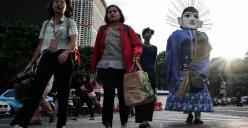 Pekerja melintasi pedestrian saat jam pulang kerja di kawasan Jalan Jenderal Sudirman, Jakarta, Selasa, 27 Mei 2025. Pemerintah berencana menyalurkan Bantuan Subsidi Upah (BSU) kepada 17 juta pekerja. (Sumber: Poskota/Bilal Nugraha Ginanjar)