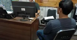 Tersangka Anwar, residivis yang baru saja bebas dari penjara, saat menjalani pemeriksaan di ruang Satresnarkoba Polres Serang. (Sumber: Poskota/Rahmat Haryono)
