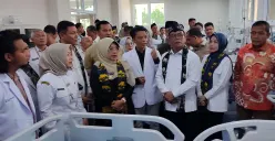 Gubernur Banten, Andra Soni bersama jajarannya saat meresmikan RSUD Labuan di Kecamatan Labuan, Kabupaten Pandeglang, Rabu 28 Mei 2025. (Sumber: POSKOTA | Foto: Samsul Fatoni)