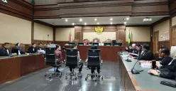 Mantan pejabat Mahkamah Agung, Zarof Ricar, menjalani sidang tuntutan di Pengadilan Tipikor Jakarta. Ia dituntut 20 tahun penjara dalam kasus suap dan gratifikasi terkait perkara Gregorius Ronald Tannur di PN Surabaya. (Sumber: Poskota/Ramot Sormin)