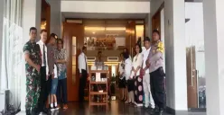 Personel keamanan dari kepolisian dan TNI di Cinere melakukan pengamanan pada Gereja GKI Lereng yang dipadati jemaat. (Sumber: Polsek Cinere)