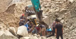 Evakuasi korban bencana longsor di kawasan tambang Gunung Kuda, Desa Cipanas, Dukupuntang, Kabupaten Cirebon, Jawa Barat, pada Jumat, 30 Mei 2025. (Sumber: Humas Polda Jawa Barat)