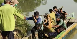 Sejumlah warga Kampung Ciluluk, Desa Leuwibalang, Kecamatan Cikeusik, Kabupaten Pandeglang, saat menandu pasien dari perahu kayu. (Sumber: Dok. Warga)
