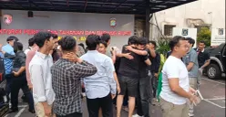 Para mahasiswa Universitas Trisakti menyambut rekan-rekannya yang dibebaskan atau ditangguhkan penahanannya di Polda Metro Jaya, Jakarta Selatan. (Sumber: Poskota/Ali Mansur)