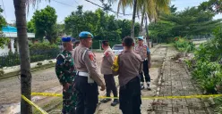 Aparat melakukan cek TKP temuan mortil aktif di pinggir danau Komplek AL Pangkalan Jati, Cinere, Kota Depok. (Sumber: Polsek Cinere)