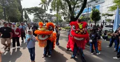 Pertunjukan barongsai pada CFD di Jalan Tegar Beriman, Cibinong, Kabupaten Bogor, Minggu, 2 November 2025. (Sumber: Poskota/Giffar Rivana)