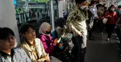 ejumlah pekerja  menaiki MRT saat jam pulang kerja di Jakarta. (Sumber: POSKOTA | Foto: Bilal Nugraha Ginanjar)