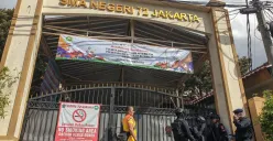 Personel Gegana Brimob Polda Metro Jaya bersiaga di depan SMAN 27, Jakarta Utara, Kelapa Gading Barat, Jumat, 7 November 2025. (Sumber: Poskota/Bilal Nugraha Ginanjar)
