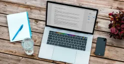 Buat CV ATS Friendly dan Profesional dengan Bantuan Gemini AI (Sumber: Unsplash/Bram Naus)