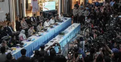 Kapolda Metro Jaya Asep Edi Suheri memberikan keterangan pers terkait penanganan kasus ledakan di SMAN 72 di Gedung Polda Metro Jaya, Jakarta, Selasa, 11 November 2025. (Sumber: Poskota/Bilal Nugraha Ginanjar)