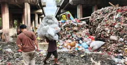 Tumpukan sampah di Kolong Jalan Tol Wiyoto Wiyono, Tanjung Priok, Jakarta Utara, Selasa, 11 November 2025. (Sumber: POSKOTA | Foto: M Tegar Jihad)