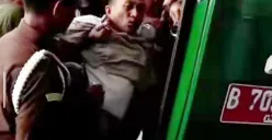 Iwan Hartono, eks Presiden Direktur PT ABB, berontak saat akan dimasukkan ke dalam mobil tahanan usai divonis penjara 2,5 tahun oleh Hakim Kejari Kota Bekasi terkait kasus penipuan proyek revitalisasi Pasar Kranji. (Sumber: Istimewa)