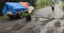 Kondisi jalan nasional di jalur Pandeglang-Labuan terlihat berlubang. (Sumber: Poskota/Samsul Fatoni)
