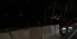 Sejumlah pria berpakaian necis nampak berjejer dan berkumpul dalam kegelapan di bantaran Kali Mookervart, Jalan Daan Mogot, Cengkareng, Jakarta Barat, pada Kamis, 13 November 2025 malam. (Sumber: Istimewa)