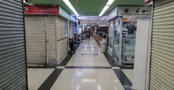 Sejumlah kios elektronik di Harco Mangga Dua, Mangga Dua Selatan, Sawah Besar, Jakarta Pusat, tutup, Jumat, 14 November 2025. (Sumber: Poskota/Bilal Nugraha Ginanjar)