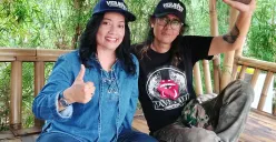 Vera Ida Hasani (kiri) jaga musik blues di Cimahi. (Sumber: Poskota/Gatot Poedji Utomo)