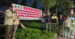 Penertiban pasangan sesama jenis yang diduga berbuat mesum di taman Jalan Daan Mogot, Cengkareng, Jakarta Barat, Jumat, 15 November 2025. (Sumber: Dok Satpol PP DKI)