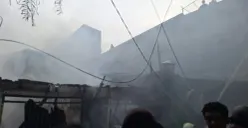 Kebakaran melanda puluhan rumah tinggal di Jatipulo, Palmerah, Jakarta Barat, Minggu, 16 November 2025. (Sumber: Istimewa)