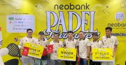 Potret prosesi pemberian hadiah di ajang Neobank Padel Tournament 2025. (Sumber: istimewa)