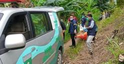 Petugas kepolisian mengevakuasi mayat tanpa identitas di area samping jembatan tol, Kampung Bundar, Kelurahan Bundar, Kabupaten Tangerang, Selasa, 18 November 2025. (Sumber: Dok. Istimewa)