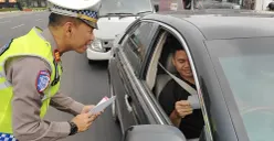 Polres Metro Bekasi Kota telah memberikan blangkon pelanggaran kepada 50 pengendara saat Operasi Zebra Jaya 2025. (Sumber: Dok. Istimewa)