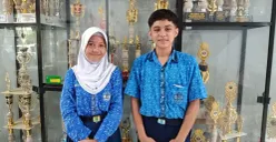 Bilqis Andrea Jasmin, 13 tahun, dan Sabda Rais Putra Alam, siswa SMPN 4 Kota Bekasi yang berkesempatan duduk di samping Presiden Prabowo Subianto, Senin, 17 November 2025. (Sumber: Poskota/Nurpini Aulia Rapika)